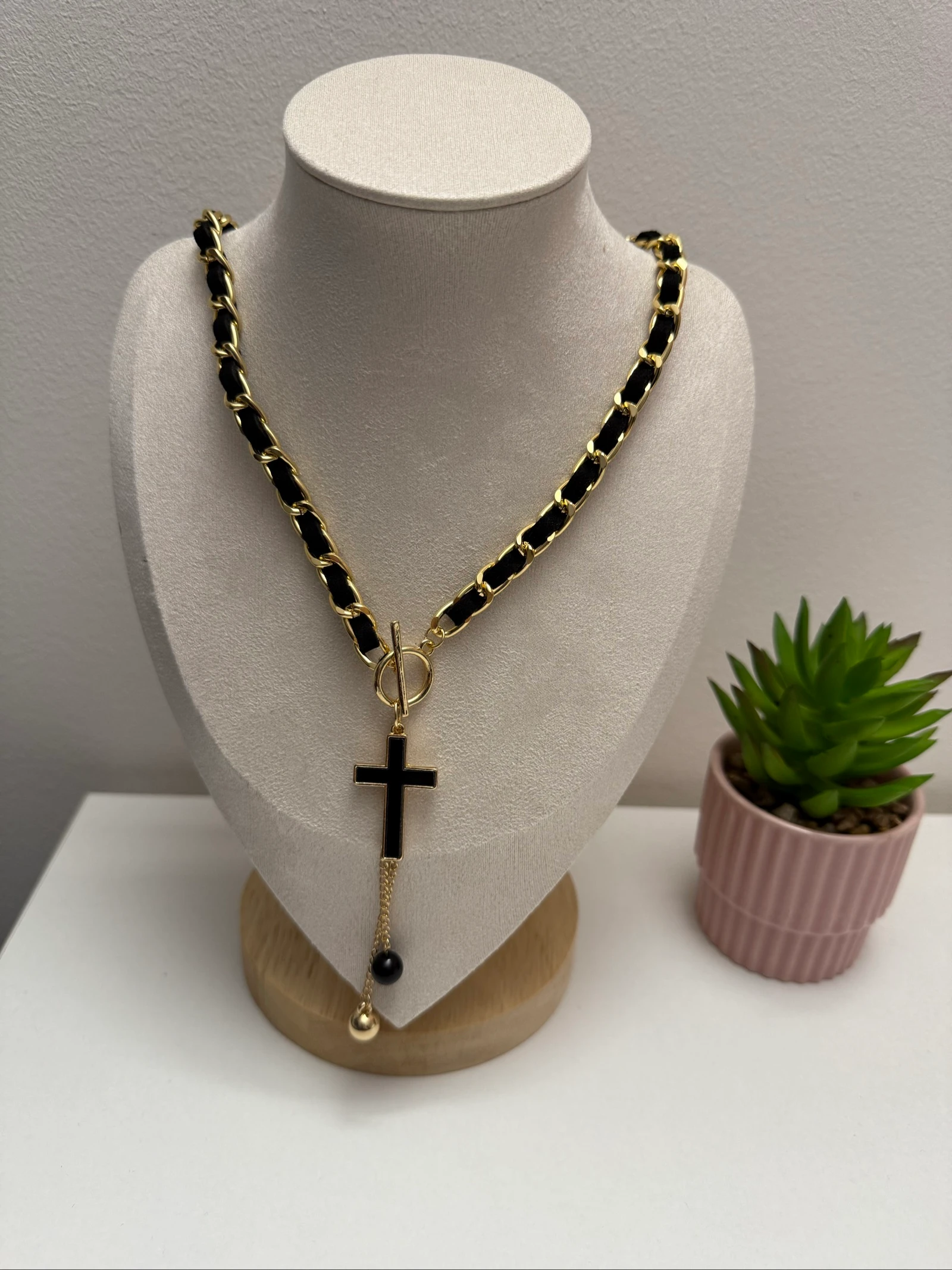 Collier noir et doré avec croix 